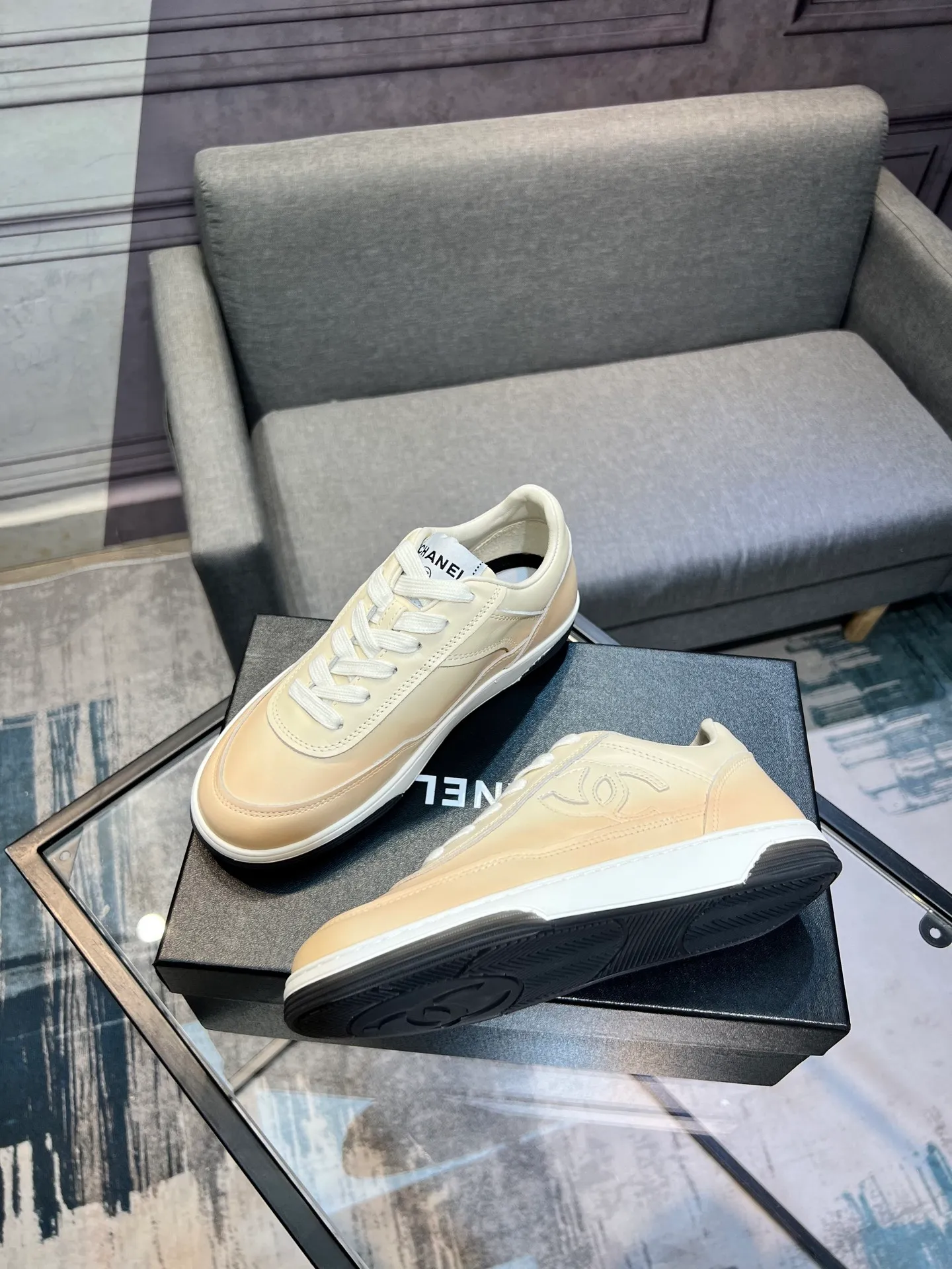 Men's men's shoes 💰660 Exclusive real shot (top version) CHANEL Chanel 2025ss color matching thick-soled casual sports shoes and sneakers. The counter is synchronized. The counter is very popular. A shoe that is very difficult to buy. The most popular thick-soled panda shoes on the Internet. It can be imagined that Xiaoxiang control can't miss it. It has both good looks and comfort. Simple and versatile white shoes. The thick sole increases the height and is super versatile. Close your eyes and wear it. Whoever wears it will look better. Upper: calfskin Lining: imported sheepskin lining Outsole: TPU original outsole Size: 35-44 (customized for women 41 and 40, and 45 for men)